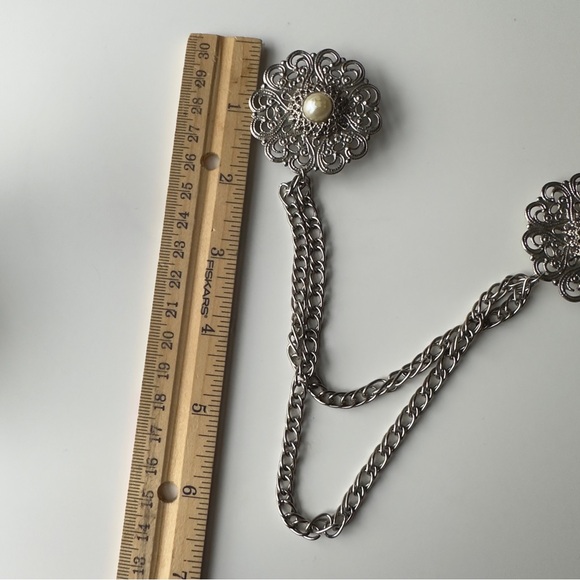 Vintage Silver Tone Pierced Metal and Faux Pearl Flower Duo Brooch pin - Picture 5 of 7